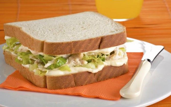 Mujeres mueren tras comer un sándwich de pollo con mayonesa
